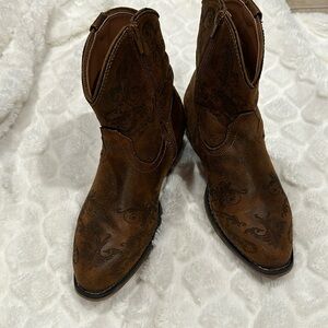 Woman’s Roper boots
